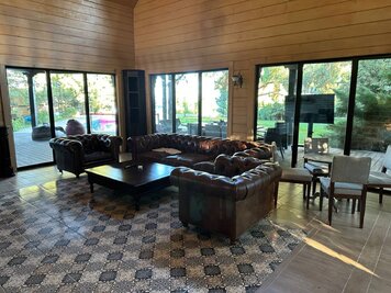 Баня Villa Malina на берегу Киевского моря с теплым бассейном. відгуки, лазня/сауна Лютиж  район улица Приморская, 92, Лютеж, Киевская область, фото, адреса з картою проїзду.